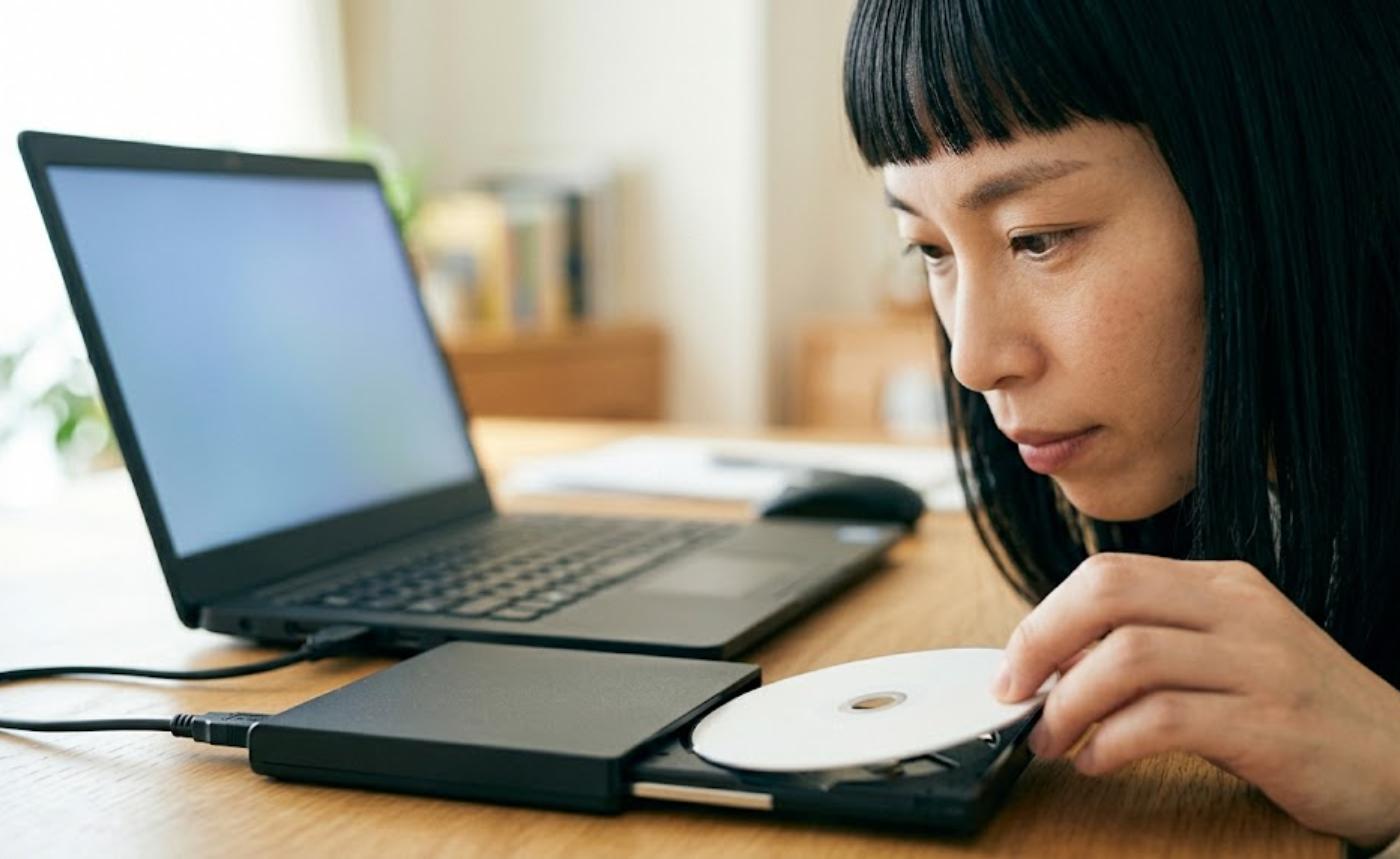 外付け光学ドライブでディスクを読み込む準備をする様子