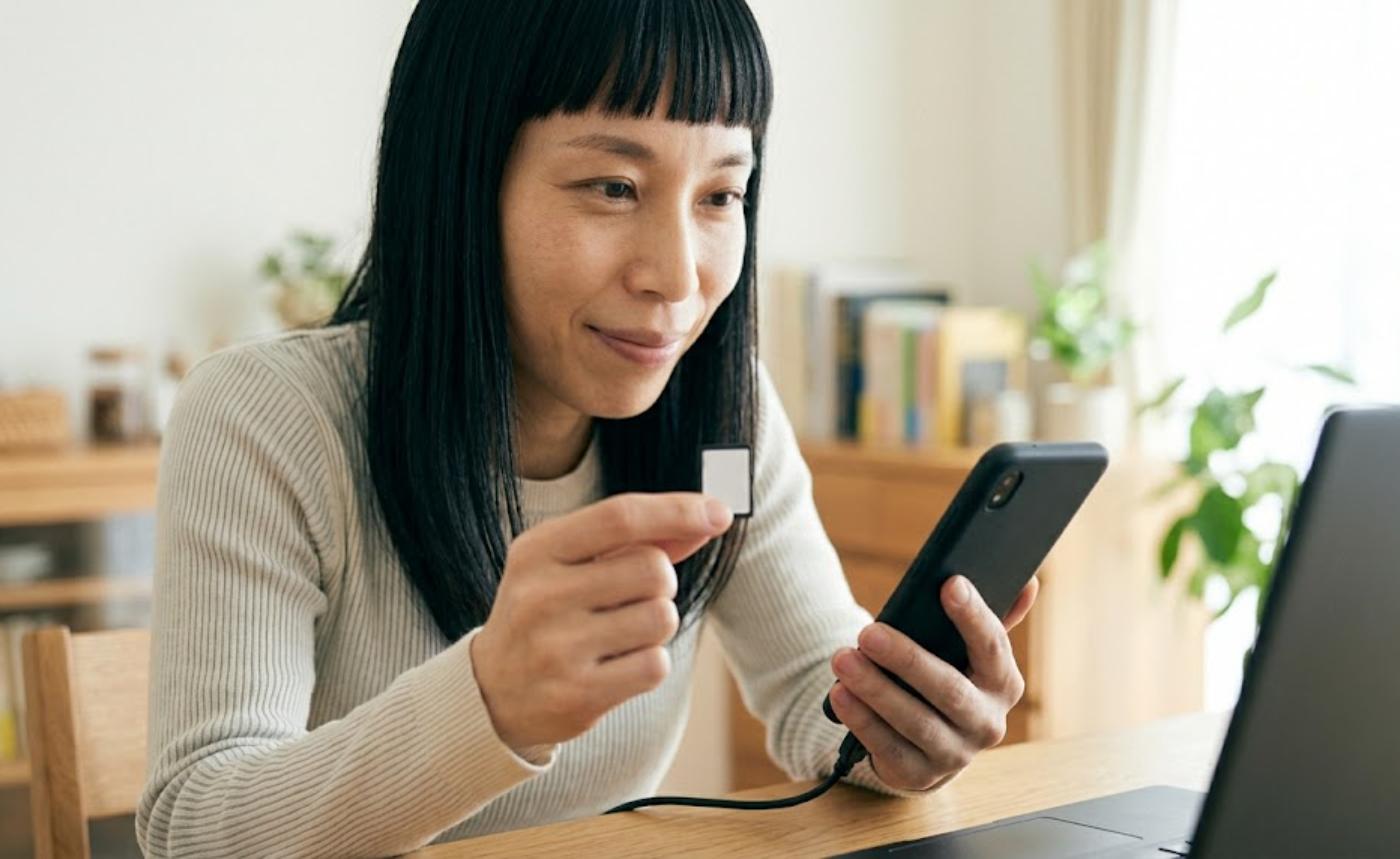 microSDカードとカードリーダーで吸い出したデータを移す様子