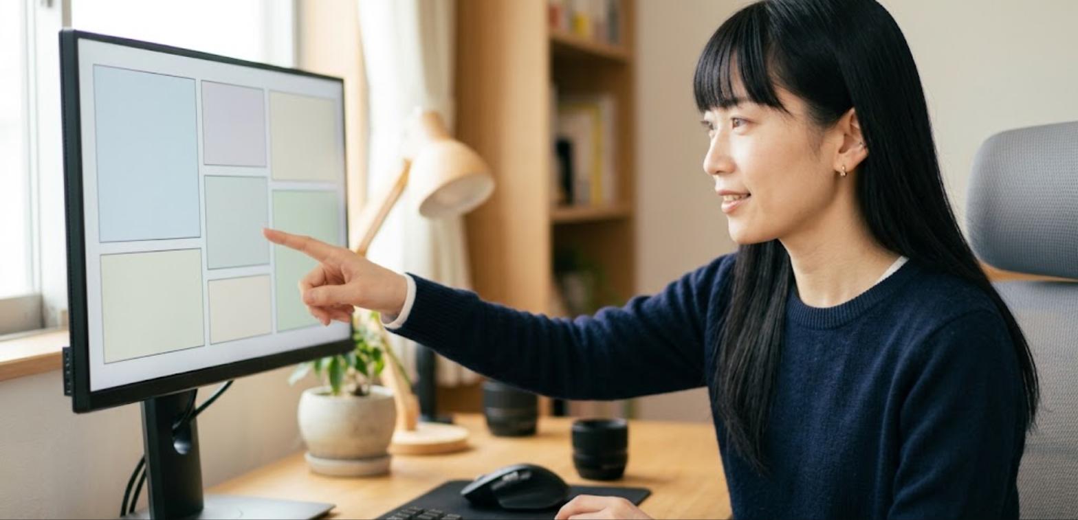 PCの設定画面を指さして説明する女性（FFXI Config ゲームパッド設定手順）
