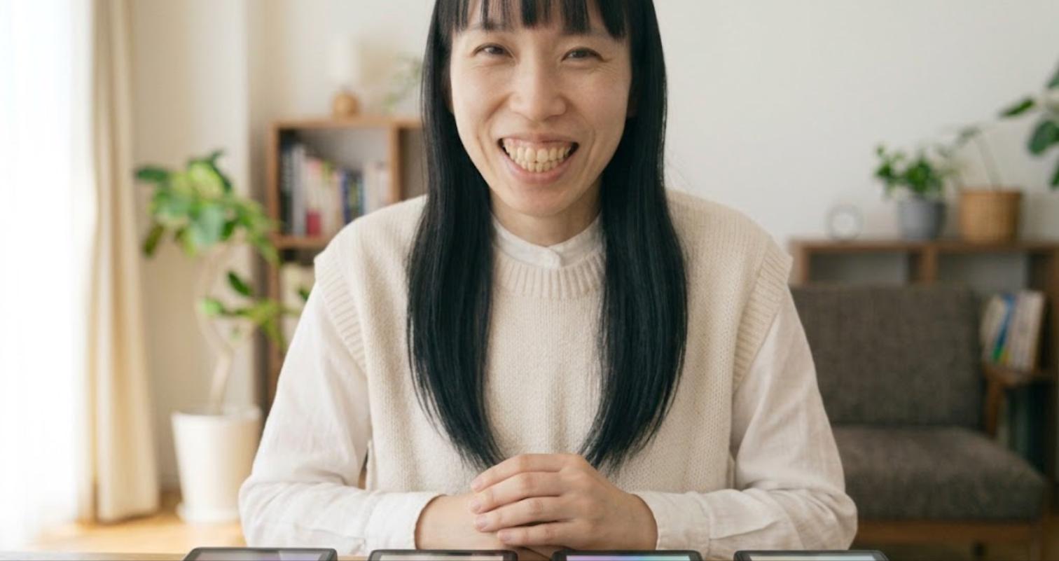 中華ゲーム機4機種を前に満足そうに笑う女性（まとめ）