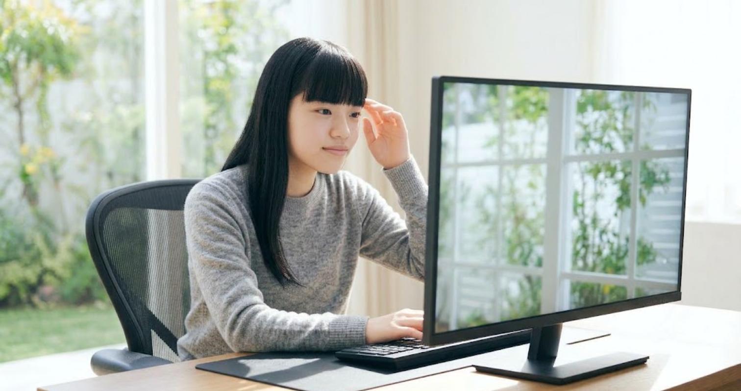 明るい部屋でモニターの輝度不足と反射を確認する（有機el モニター 明るさ ABL）