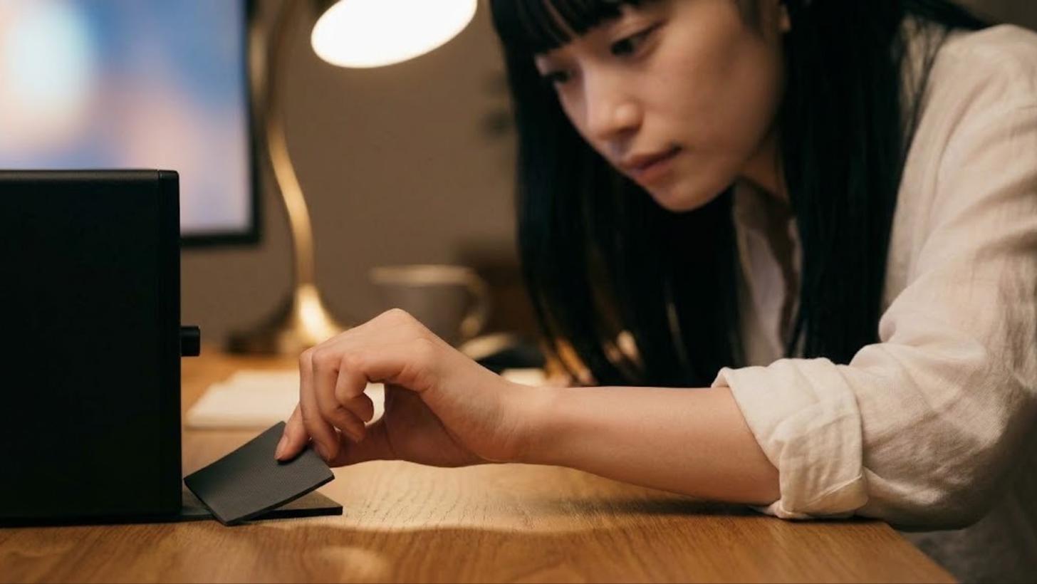 スピーカーの振動を机に伝えないようにする