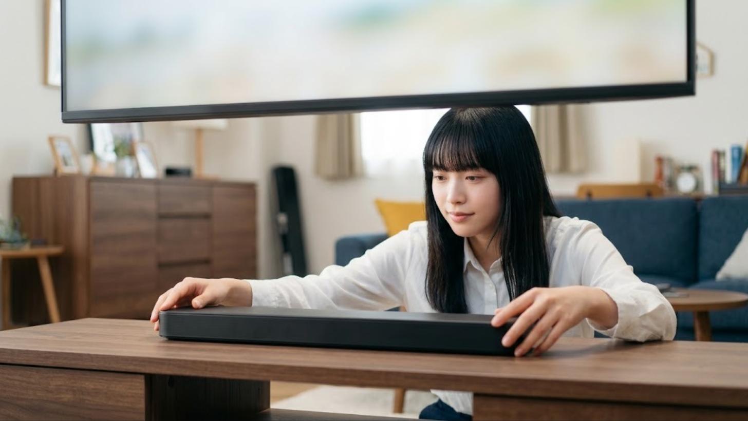 テレビの前に小型サウンドバーを設置する