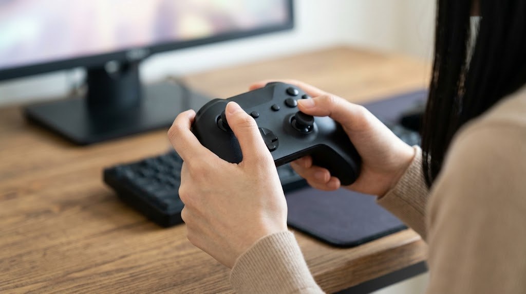 手元のコントローラーのボタン配置を確かめてN64の操作を割り当てる様子